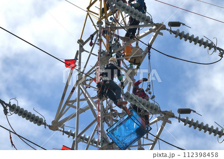 送電鉄塔　送電鳶が鉄塔でのメンテナンス作業風景 112398458