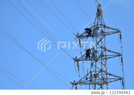 送電鉄塔 送電鳶が鉄塔でのメンテナンス作業風景 送電鉄塔 送電鳶が鉄塔でのメンテナンス作業風景 112398461
