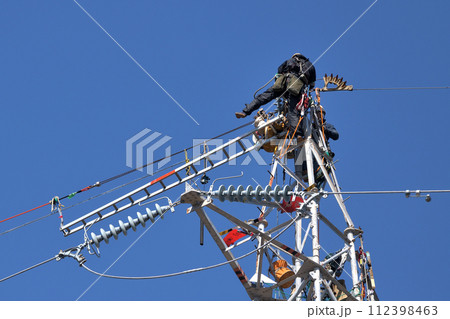 送電鉄塔　送電鳶が鉄塔でのメンテナンス作業風景 112398463