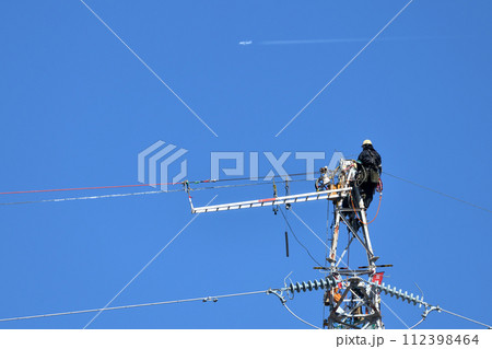 送電鉄塔　送電鳶が鉄塔でのメンテナンス作業風景 112398464