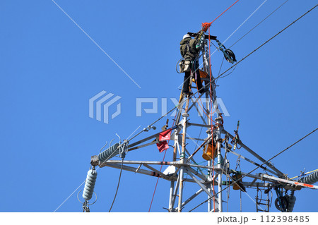 送電鉄塔　送電鳶が鉄塔でのメンテナンス作業風景 112398485