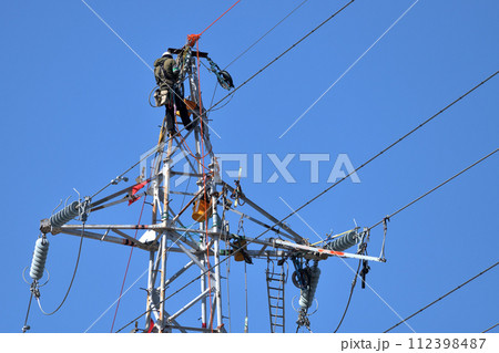 送電鉄塔　送電鳶が鉄塔でのメンテナンス作業風景 112398487
