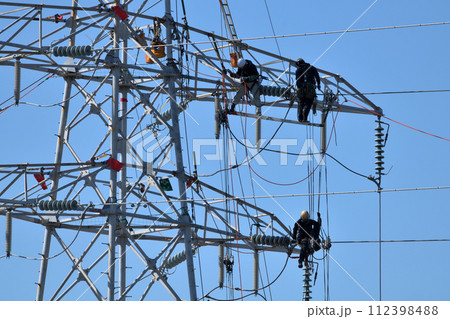 送電鉄塔 送電鳶が鉄塔でのメンテナンス作業風景 送電鉄塔 送電鳶が鉄塔でのメンテナンス作業風景 112398488