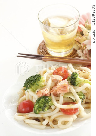 サーモンとブロッコリーのサラダうどん サーモンとブロッコリーのサラダうどん 112398535