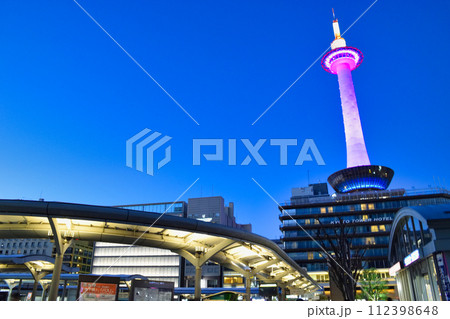 夕暮れ時の美しいJR京都駅前(烏丸口)と京都タワー 夕暮れ時の美しいJR京都駅前(烏丸口)と京都タワー 112398648