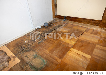 ずっと洗濯機を置いていたため、腐って剥がれてきている家の床(フローリング) ずっと洗濯機を置いていたため、腐って剥がれてきている家の床(フローリング) 112398824