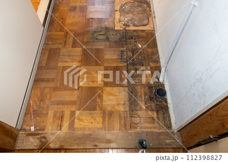 ずっと洗濯機を置いていたため、腐って剥がれてきている家の床(フローリング) ずっと洗濯機を置いていたため、腐って剥がれてきている家の床(フローリング) 112398827