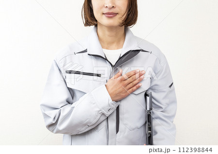 作業服を着た女性 作業服を着た女性 112398844
