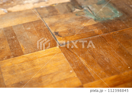 ずっと洗濯機を置いていたため、腐って剥がれてきている家の床（フローリング） 112398845