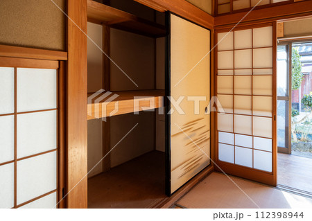 生前整理をして物を運び出して空っぽになった和室 生前整理をして物を運び出して空っぽになった和室 112398944