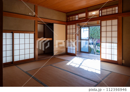 生前整理をして物を運び出して空っぽになった和室 生前整理をして物を運び出して空っぽになった和室 112398946