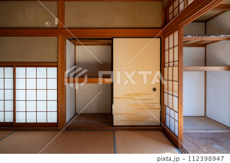 生前整理をして物を運び出して空っぽになった和室 112398947