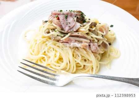 おいしい生ハムときのこのスパゲッティ 112398953