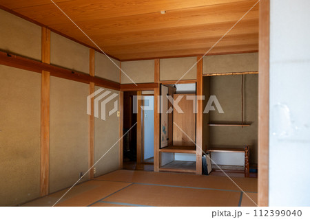 生前整理をして仏壇や物を全部運び出して空っぽになった古い家の和室 生前整理をして仏壇や物を全部運び出して空っぽになった古い家の和室 112399040