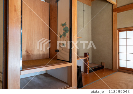 生前整理をして仏壇や物を全部運び出して空っぽになった古い家の和室 112399048