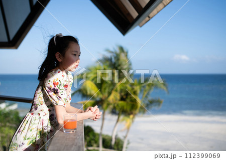 テラスから海を見つめる女の子 112399069