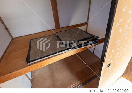 生前整理をして荷物をすべて運び出して空っぽになった押し入れ 112399190