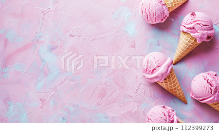 夏に食べる冷たくておいしいアイスクリーム 112399273