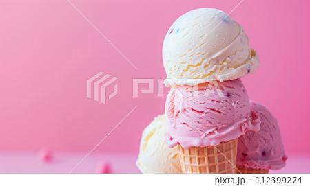 夏に食べる冷たくておいしいアイスクリーム 夏に食べる冷たくておいしいアイスクリーム 112399274