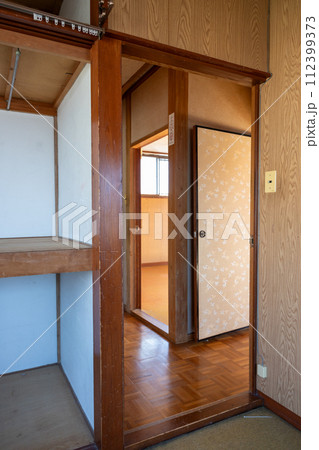 遺品整理をして荷物をすべて運び出して空っぽになった部屋と押し入れ 112399373