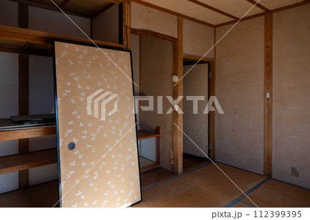 遺品整理をして荷物をすべて運び出して空っぽになった和室と押し入れ 遺品整理をして荷物をすべて運び出して空っぽになった和室と押し入れ 112399395