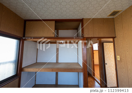 遺品整理をして荷物をすべて運び出して空っぽになった部屋と押し入れ 遺品整理をして荷物をすべて運び出して空っぽになった部屋と押し入れ 112399413