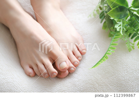 女性の足 フットケア 女性の足 フットケア 112399867