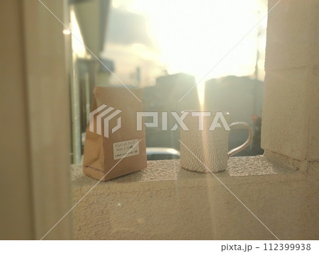 コーヒーと朝日 112399938