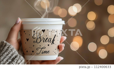「Break time」と書かれたコーヒーカップ 112400633