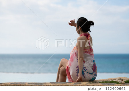 海を眺める女性 112400661