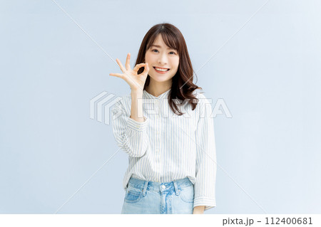 OKポーズをする笑顔の女性 112400681