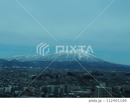 岩手県盛岡市　雪化粧した岩手山と盛岡市内の風景　網張・雫石スキーエリア・駒ヶ岳　2024年3月撮影 112401180