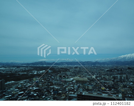 岩手県盛岡市　雪化粧した岩手山と盛岡市内の風景　網張・雫石スキーエリア・駒ヶ岳　2024年3月撮影 112401182