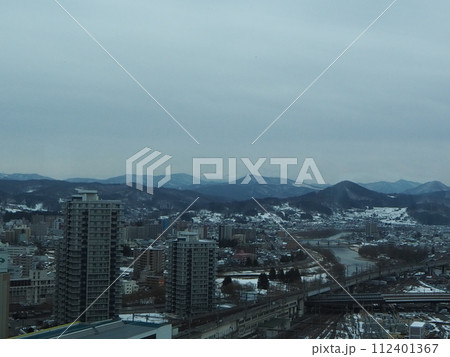 岩手県盛岡市の街並み マリオスより東北新幹線と北上川と盛岡市内の街並みを望む 2024年3月撮影 岩手県盛岡市の街並み マリオスより東北新幹線と北上川と盛岡市内の街並みを望む 2024年3月撮影 112401367