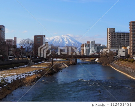 岩手県盛岡市　開運橋から見る岩手山　2024年3月撮影 112401451
