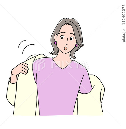 上着を脱いでいる女性 112402078