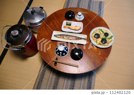 岩手県盛岡市大正の町屋の食事風景 岩手県盛岡市大正の町屋の食事風景 112402120