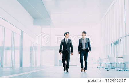 オフィスを歩く2人の男性ビジネスマン 112402247