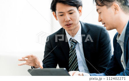打ち合わせをする2人の男性ビジネスマン 112402271