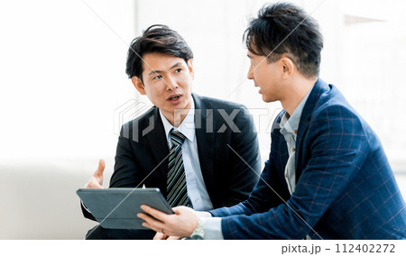 打ち合わせをする2人の男性ビジネスマン 112402272