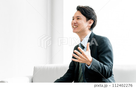 笑顔で話す男性ビジネスマン 112402276