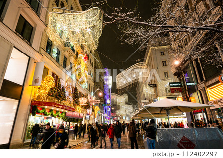 ウィーン　 ケルントナー通りのイルミネーション 112402297