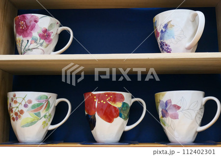 花柄がモダンで美しいカップ類 花柄がモダンで美しいカップ類 112402301