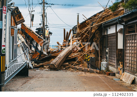 令和6年能登半島地震 倒壊した木造家屋 112402335
