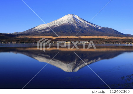 早朝の山中湖畔から望む逆さ富士山 112402360