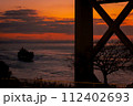 朝焼けの関門海峡を通る船 112402693