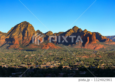 エアポートメサ山頂からのセドナの街とレッドロックの山並み眺望（ビックサンダーマウンテン） 112402961