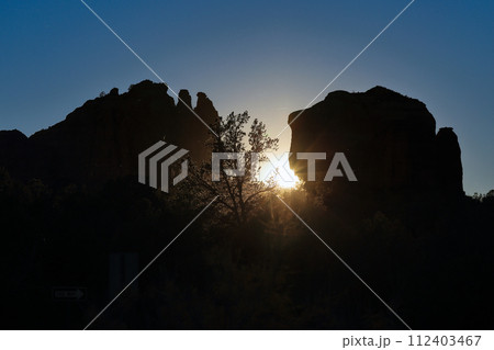 セドナ　カセドラルロックのサンセット 112403467