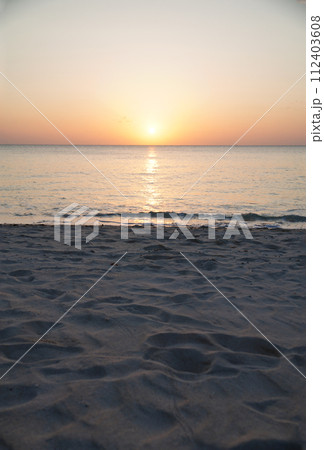 水平線に沈む夕日 112403608