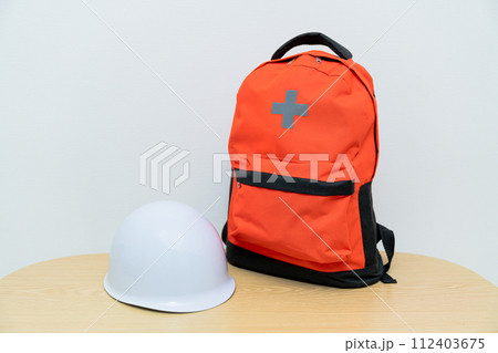 避難用ヘルメットと防災リュックのシンプルなイメージ 112403675